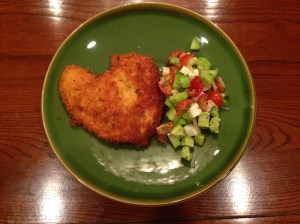 Panko chicken with haloum-tomator-cucumber salad